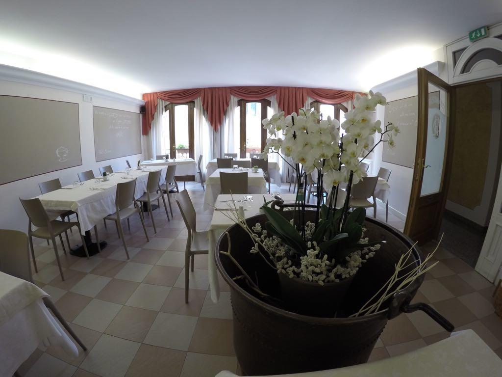 Hotel Ristorante Centrale Vestone Exterior photo